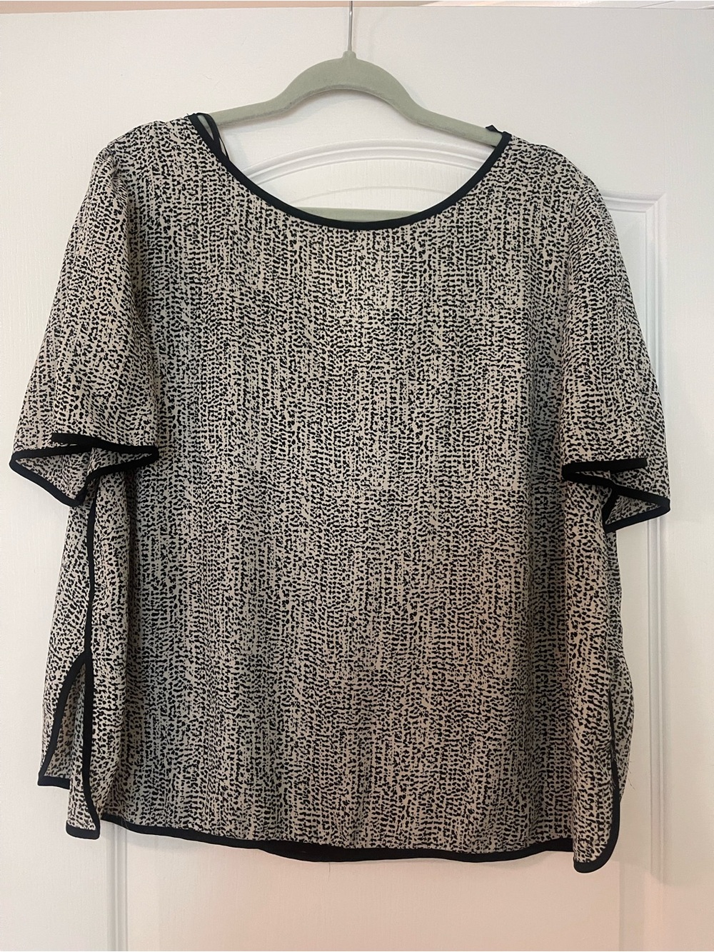 Forever 21 Black and White Textured Short Sleeve Blouse